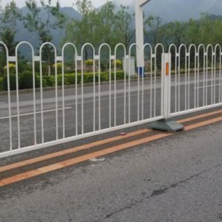 用輪胎作為高速公路護(hù)欄