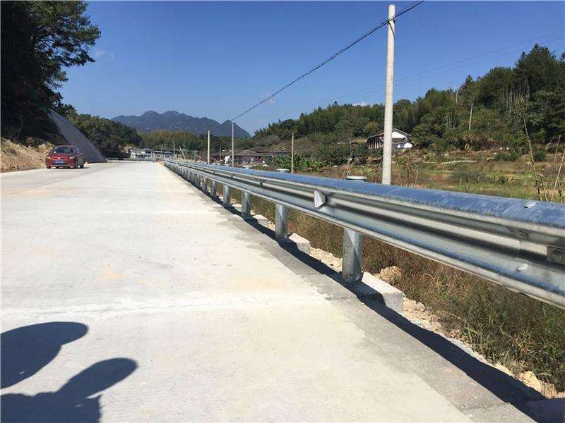 有高速公路上護欄的嗎