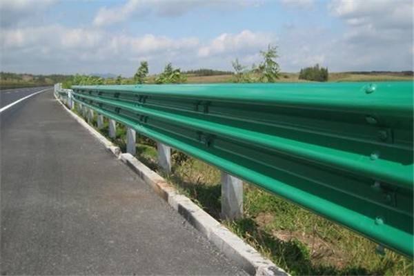 渝鄰高速公路護(hù)欄刺穿