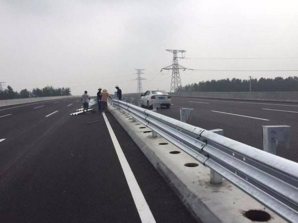 榆樹高速公路護(hù)欄安裝