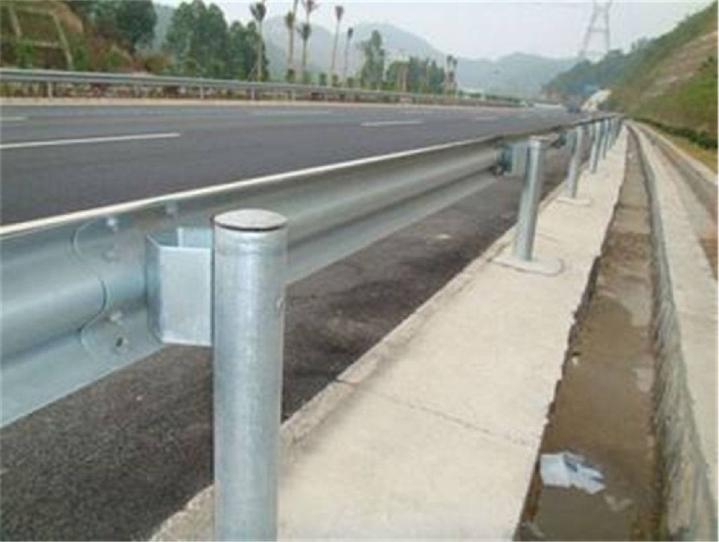 榆樹高速公路護欄板成型設(shè)備