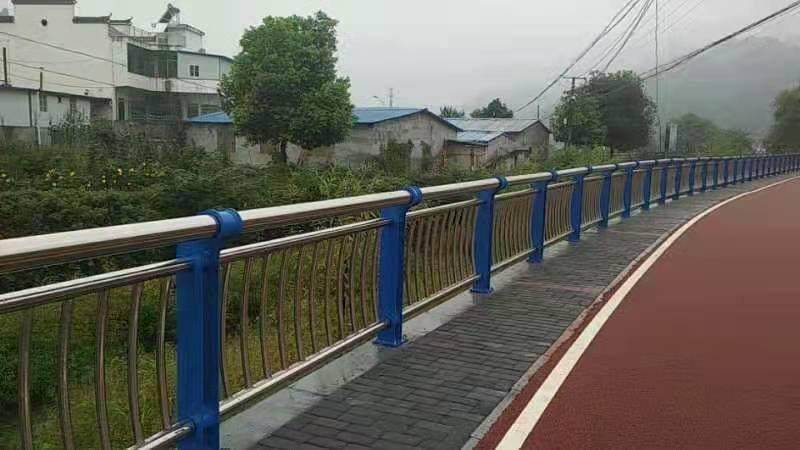 榆樹高速公路護(hù)欄板滾壓線