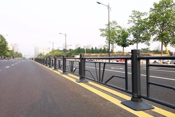 云南高速公路波形護(hù)欄板安裝價(jià)格