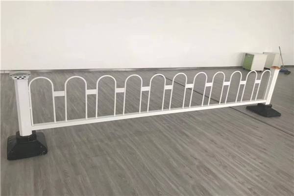 云南高速公路波形護(hù)欄板廠(chǎng)家