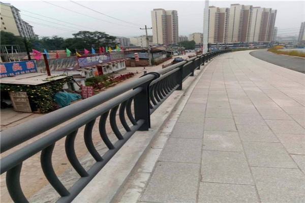 云南高速公路波形護(hù)欄板施工