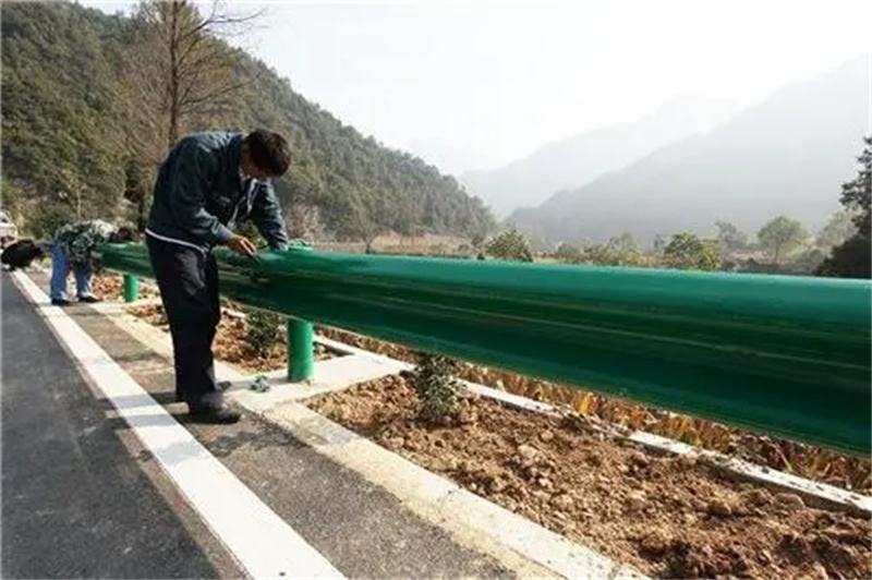 云南高速公路護欄板生產(chǎn)線