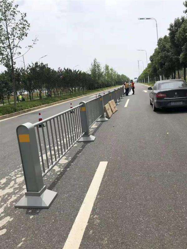 伊犁高速公路護(hù)欄