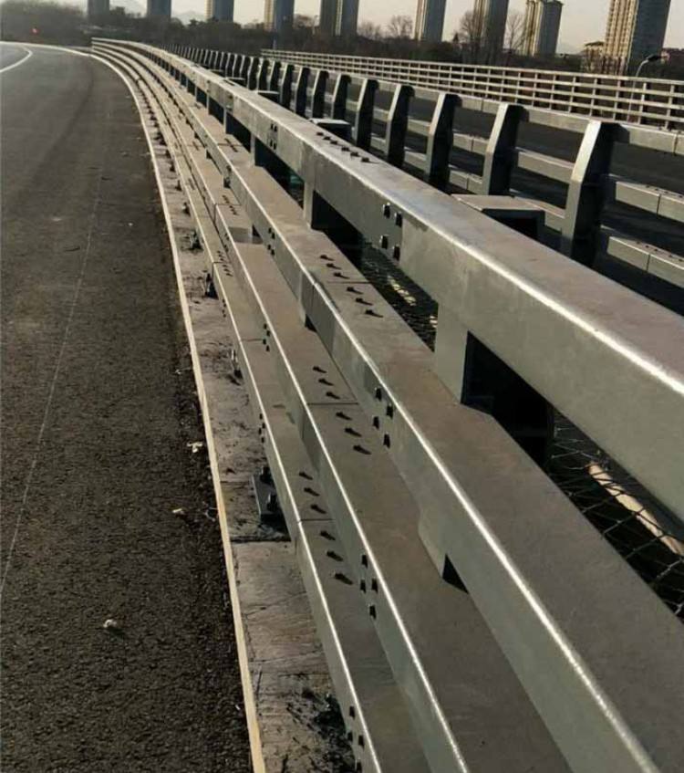 伊犁高速公路護(hù)欄網(wǎng)廠